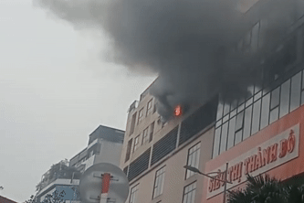 Cháy chung cư ở Hà Nội, lửa bốc ngùn ngụt tại tầng 6