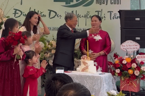 Chàng rể Bắc Ninh dựng rạp, làm 'đám cưới lần 2' cho bố mẹ vợ, hàng xóm khen ngợi