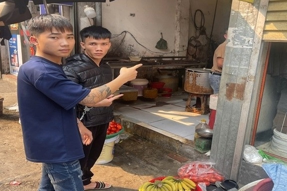 Đêm khuya, 2 thanh niên ‘tráo’ mã QR của hàng loạt cửa hàng