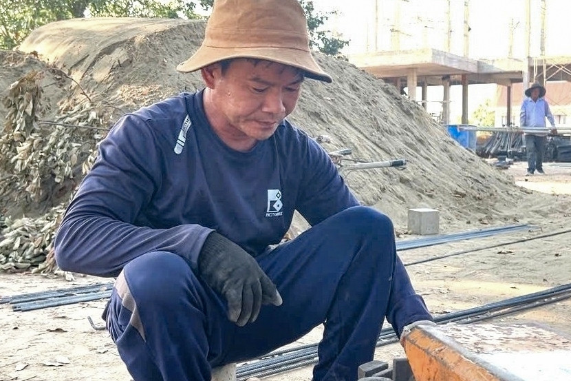 Hàng trăm công nhân vượt nắng hơn 40 độ xây trường cho trẻ vùng biên