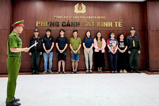 Bản tin cuối ngày 14/4: 100 cảnh sát triệt phá đường dây đổ trộm chất thải