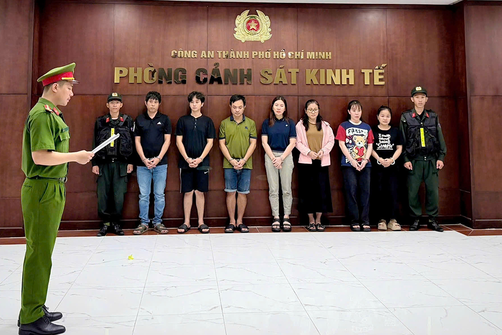 100 cảnh sát triệt phá đường dây đổ trộm hơn 20.000 tấn chất thải ra môi trường