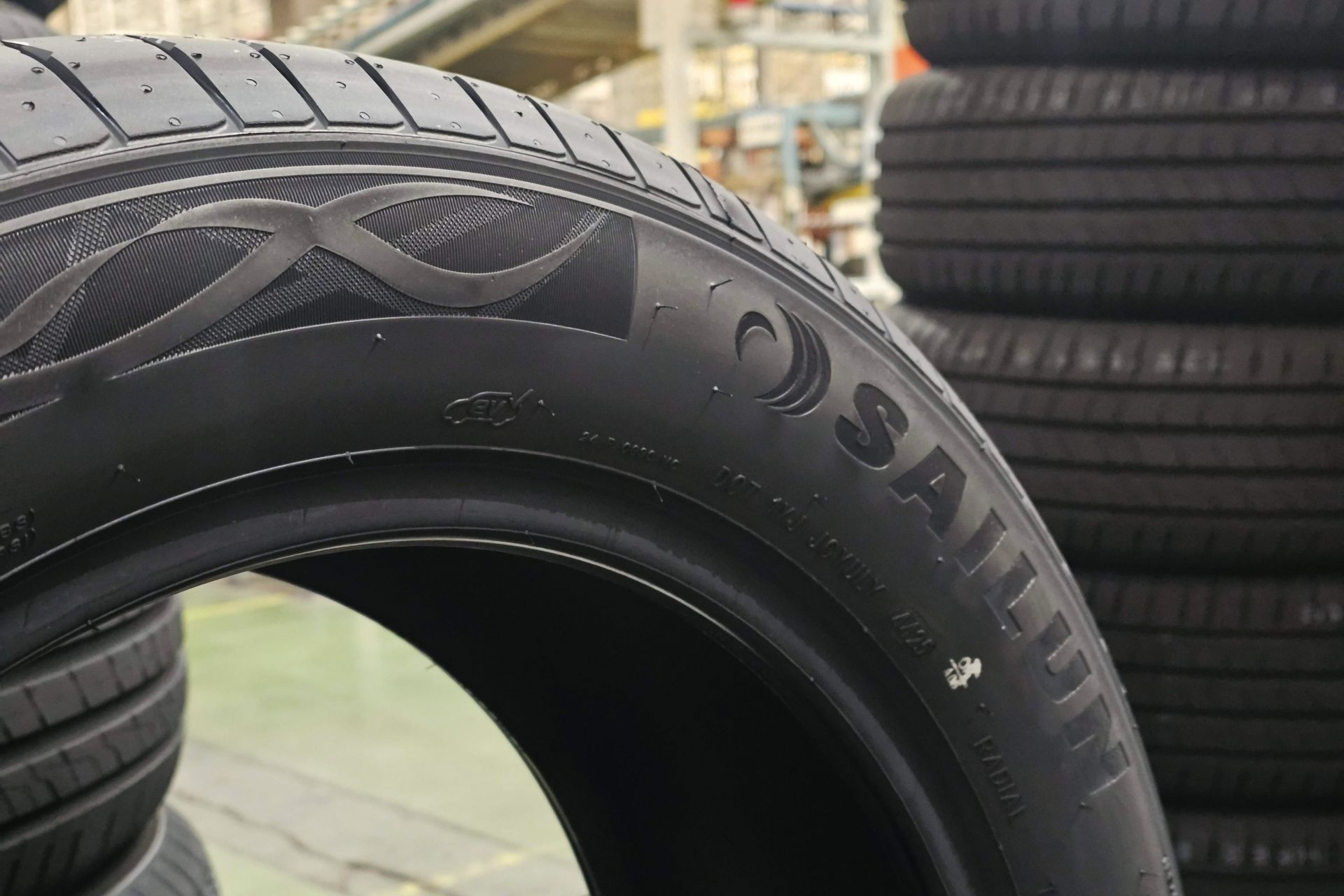 Không chỉ là khối cao su đen, bí mật phía sau chiếc lốp ô tô bền bỉ hàng vạn km