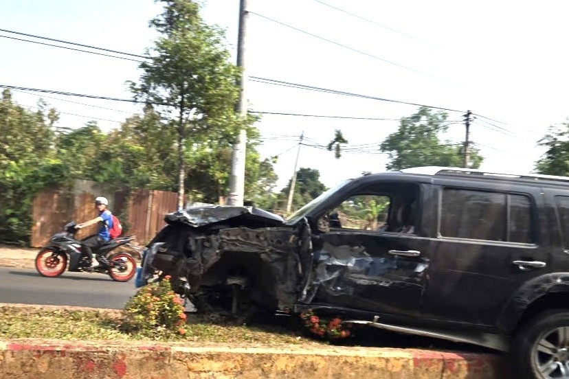 Lái ô tô trộm cắp chạy trốn, bất ngờ tông vào dải phân cách