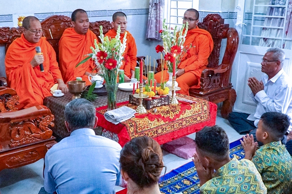 Lễ tụng kinh cầu phúc trong gia đình người Khmer đón Tết Chôl Chnăm Thmây