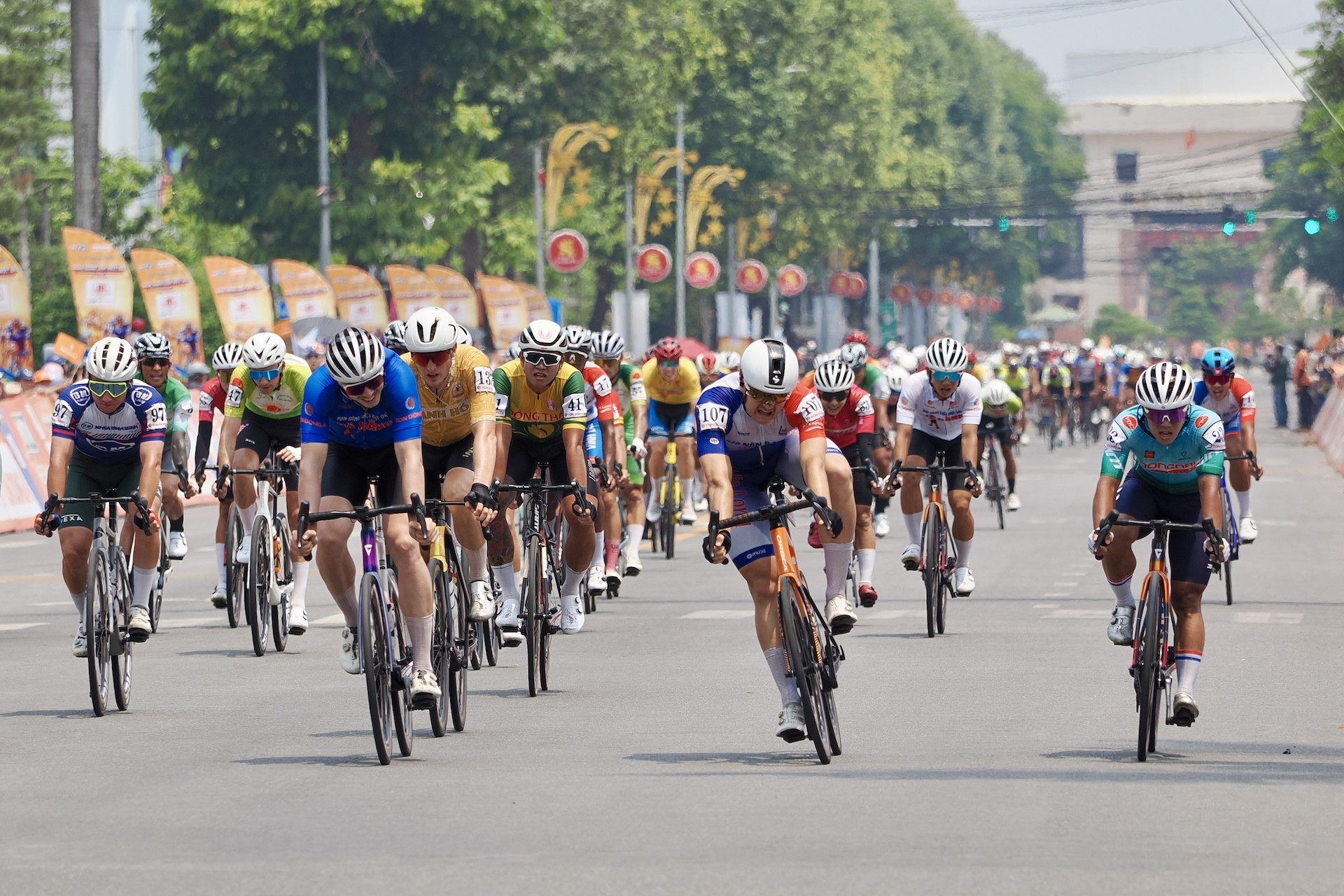 Mãn nhãn ở đích đến chặng 11 Cúp xe đạp truyền hình TPHCM