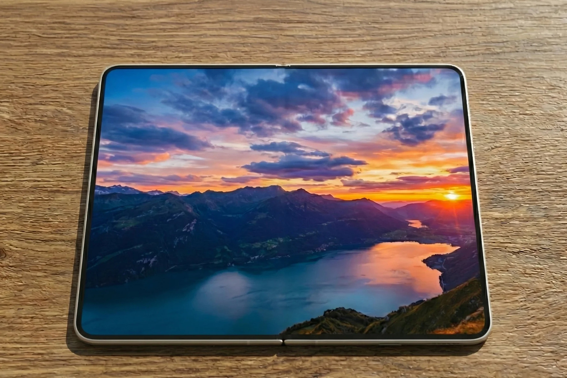 Mẫu iPhone gập đầu tiên của Apple đối mặt ‘sóng gió’