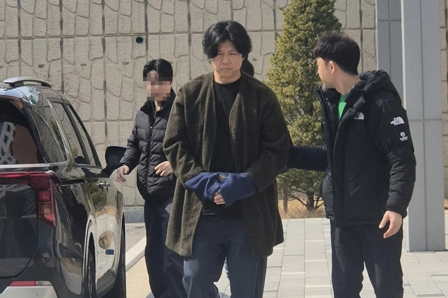 Nam ca sĩ 55 tuổi xin lỗi, rời công ty sau bê bối chất cấm