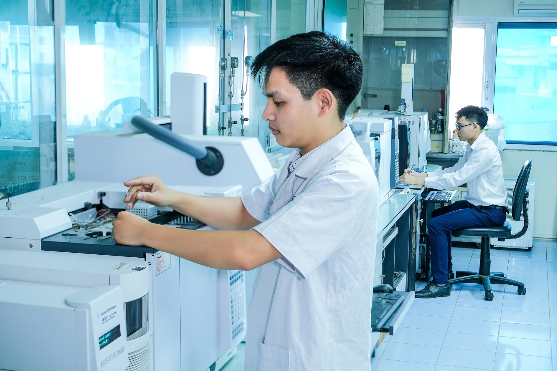 Rót 1 tỷ đồng/năm cho một nghiên cứu sinh: Việt Nam 'đặt cược' vào khoa học trẻ