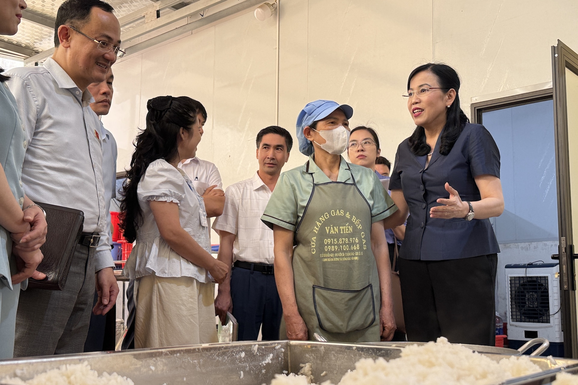 Nhiều ngành quản lý nhưng tại sao vẫn lọt 300 tấn lợn bệnh vào trường học?