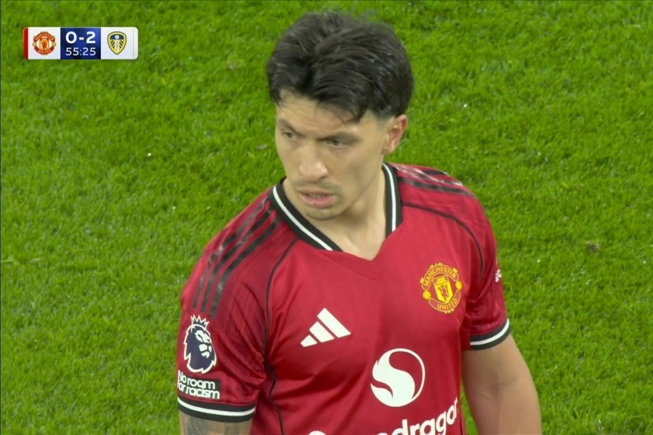 Phản ứng lạ của Lisandro Martinez khi bị đuổi khỏi sân