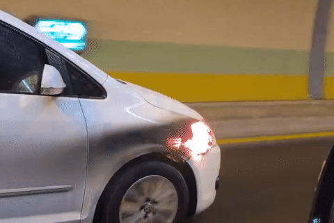 Tài xế thản nhiên lái ô tô bốc cháy trong hầm đường bộ gây sốt mạng