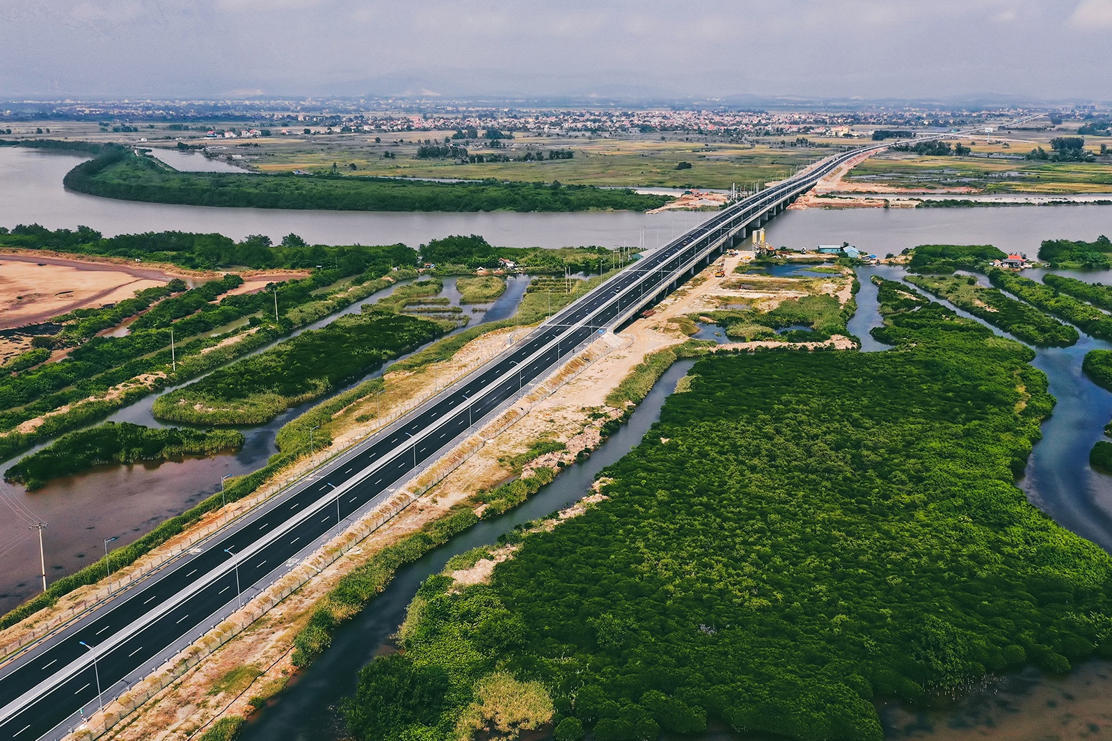 Tăng trưởng hai con số, tăng quy mô giảm số lượng dự án