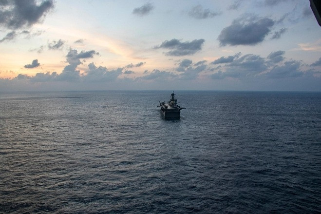 Tàu chở dầu liên quan Iran đi qua eo biển Hormuz dù Mỹ áp phong tỏa