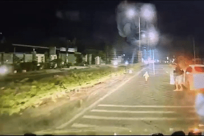 Thót tim bé gái băng ngang đường, ngơ ngác trước đầu xe ô tô ở TPHCM