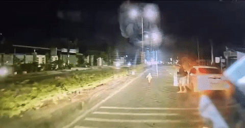 Thót tim bé gái băng ngang đường, ngơ ngác trước đầu xe ô tô ở TPHCM