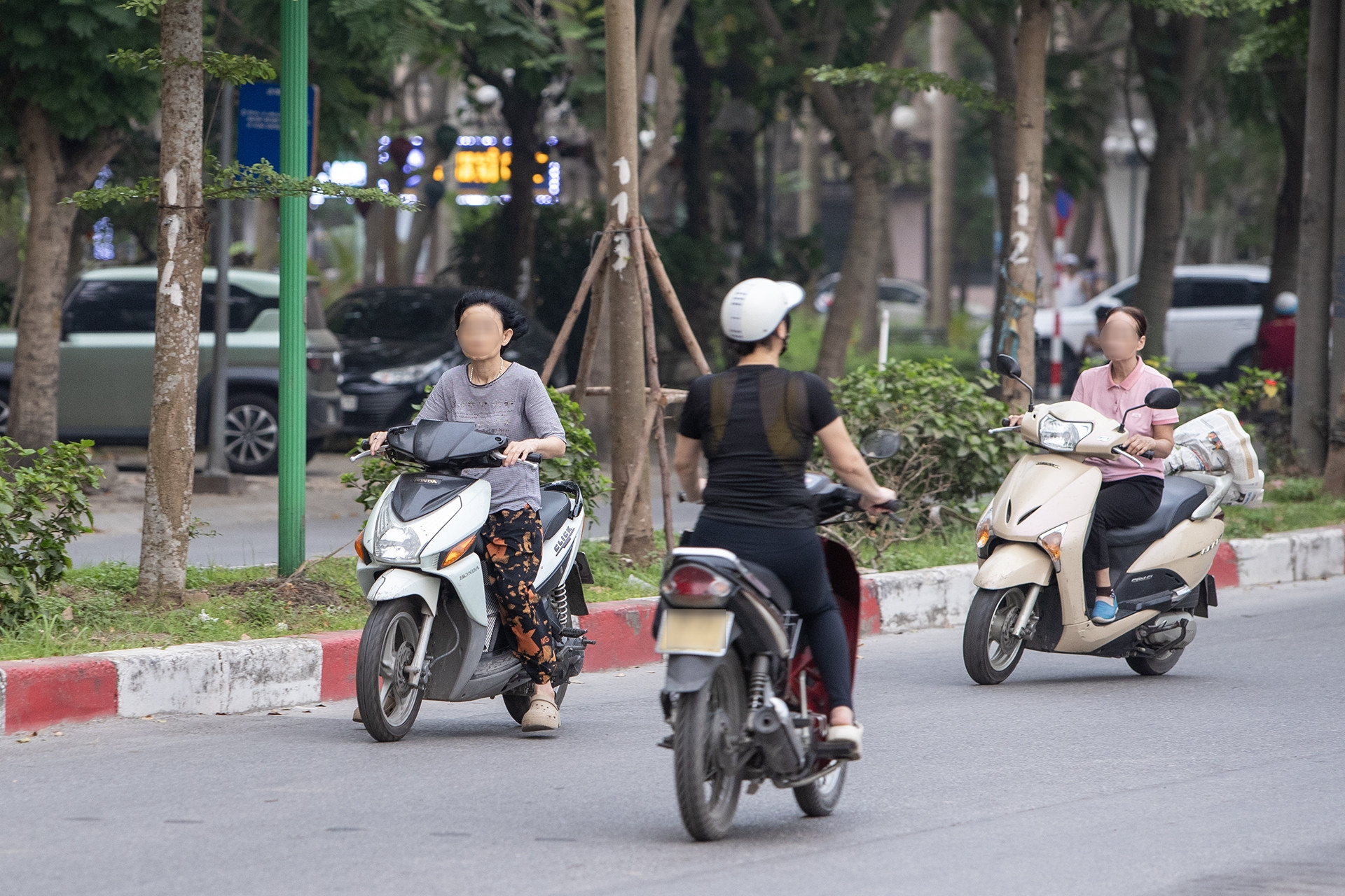 'Tiết kiệm' 500m đường, nhiều người đi ngược chiều ở Hà Nội bị phạt 5 triệu đồng