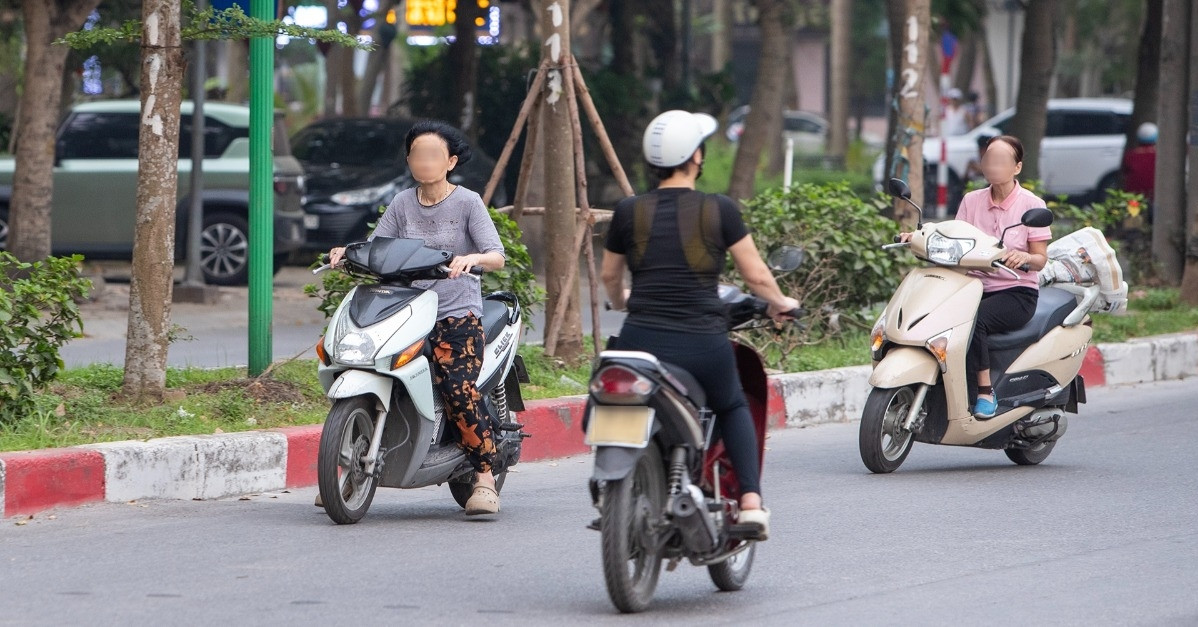 &amp;apos;Tiết kiệm&amp;apos; 500m đường, nhiều người đi ngược chiều ở Hà Nội bị phạt 5 triệu đồng