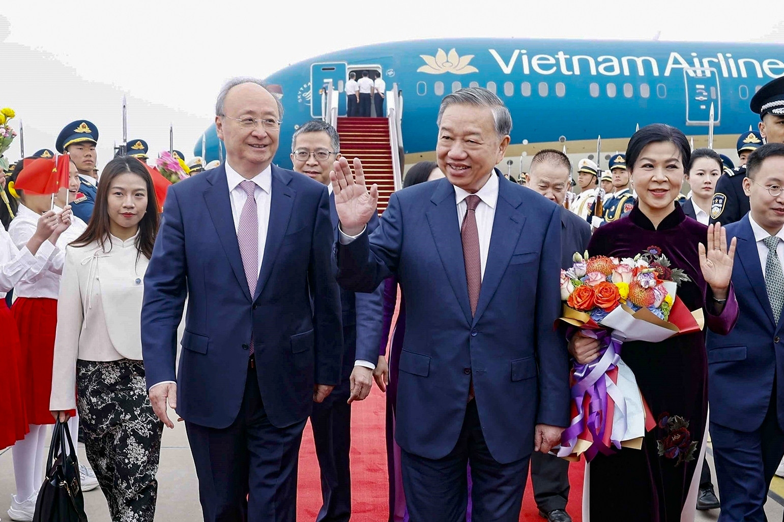 Tổng Bí thư, Chủ tịch nước và phu nhân tới Bắc Kinh, bắt đầu thăm Trung Quốc