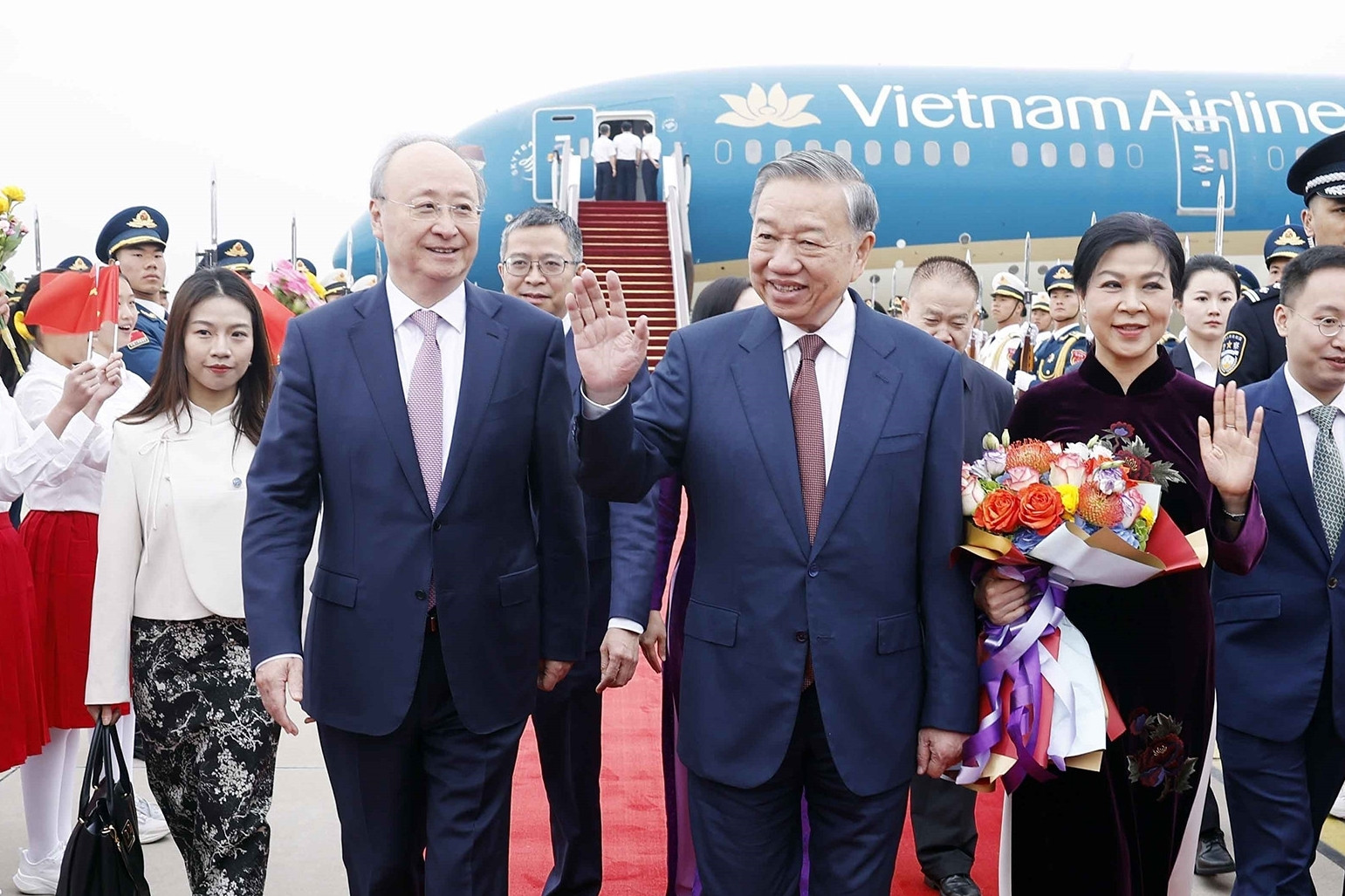 Tổng Bí thư, Chủ tịch nước và phu nhân tới Bắc Kinh, bắt đầu thăm Trung Quốc