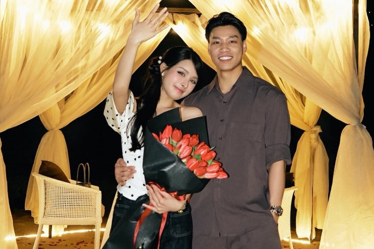 Văn Thanh cầu hôn bạn gái hotgirl trong ngày sinh nhật