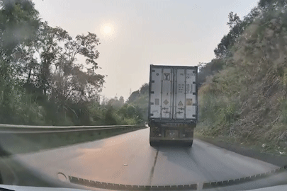 Vượt ẩu tại khúc cua trên đèo, ô tô con suýt bị kẹp giữa hai xe tải