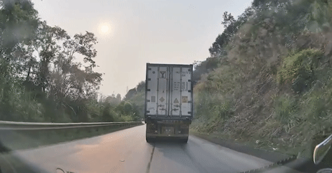 Vượt ẩu tại khúc cua trên đèo, ô tô con suýt bị kẹp giữa hai xe tải