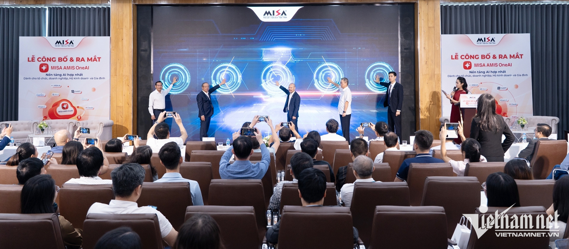 W-toa dam ung dung ai 1 1686.jpg