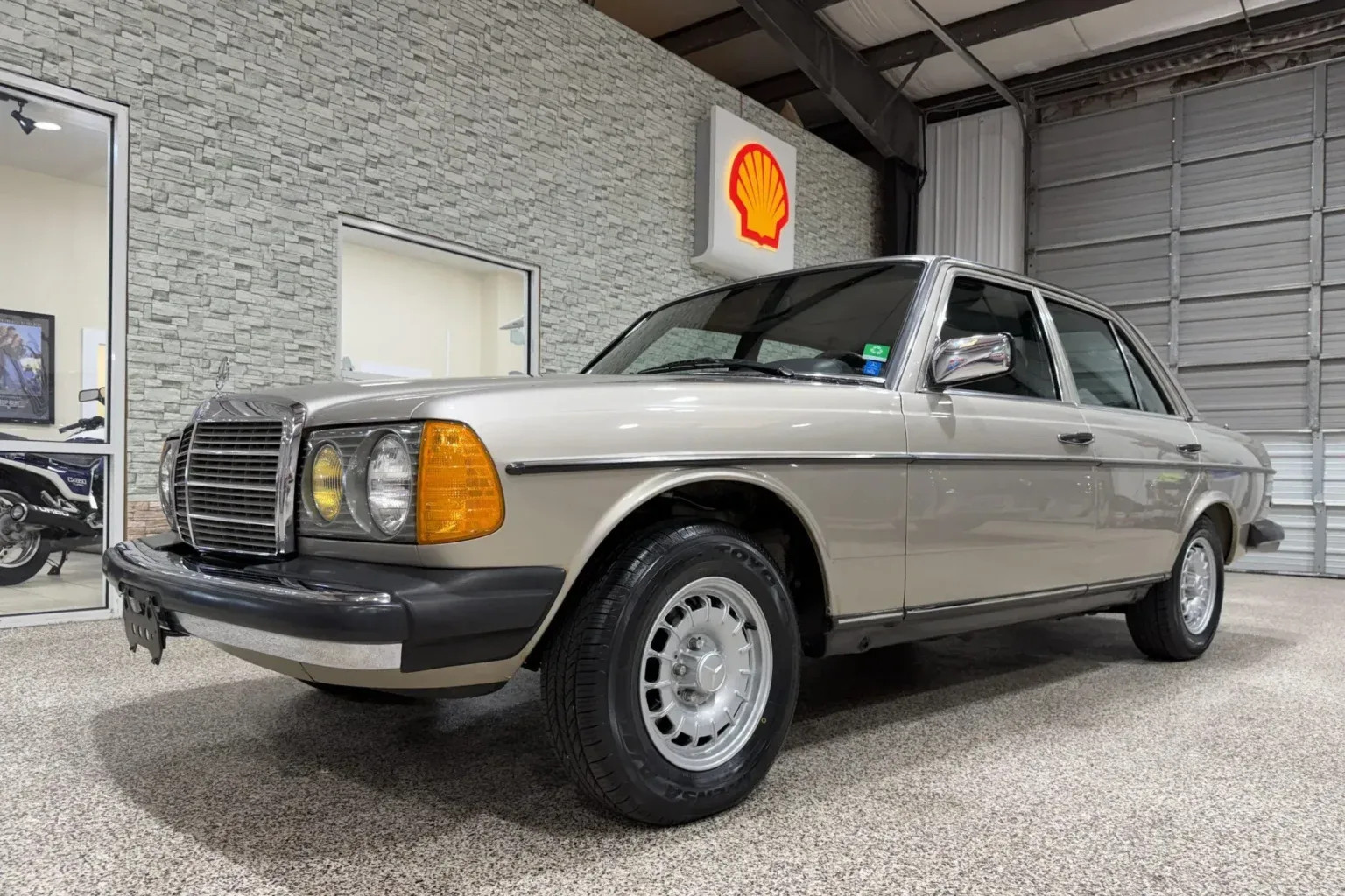 Xế cổ Mercedes 300D Turbo 40 năm tuổi vẫn nguyên bản, mới đến khó tin