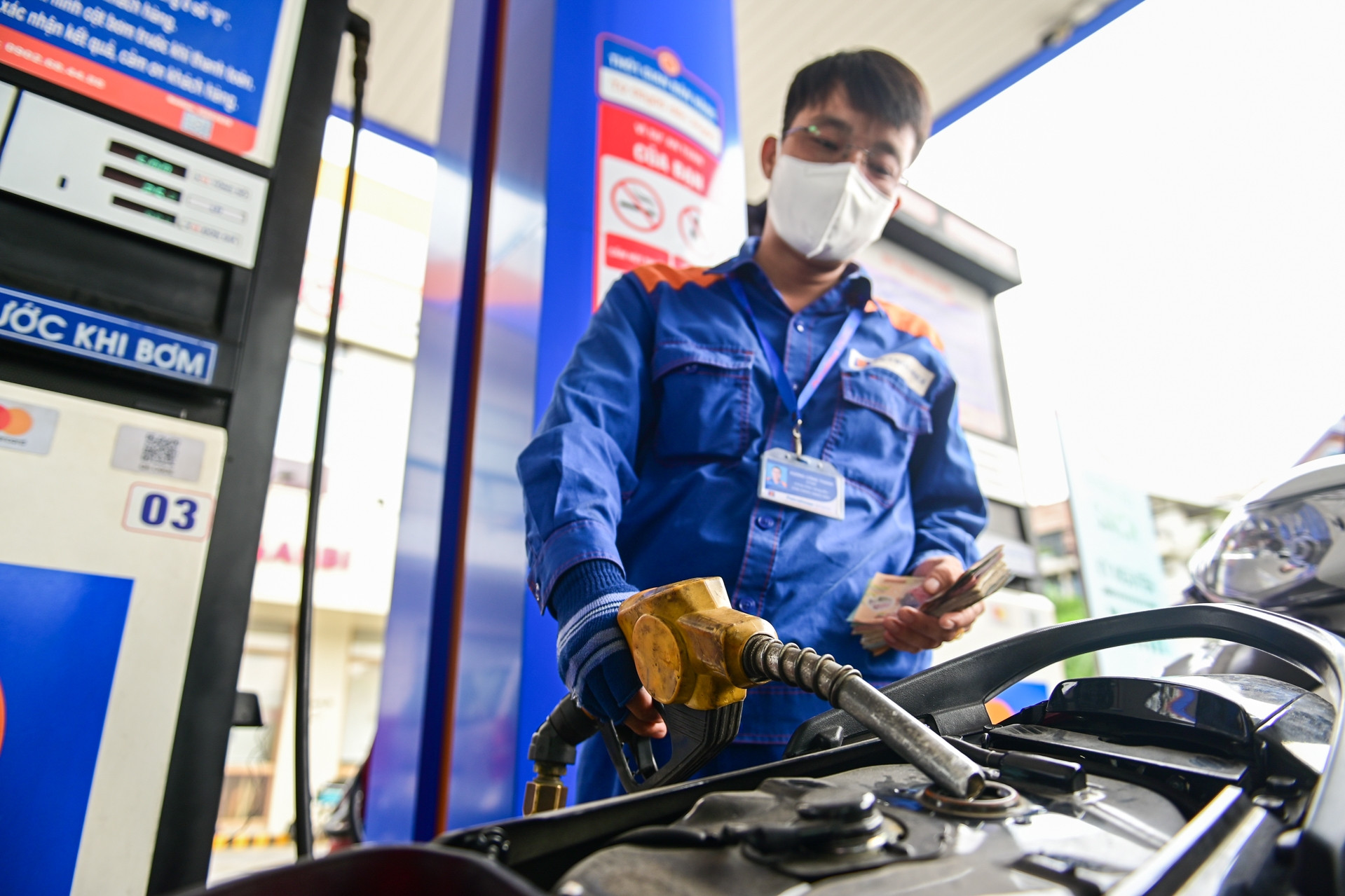 Giá xăng dầu hôm nay 15/4: Dầu thế giới lao dốc, trong nước ở mức thấp