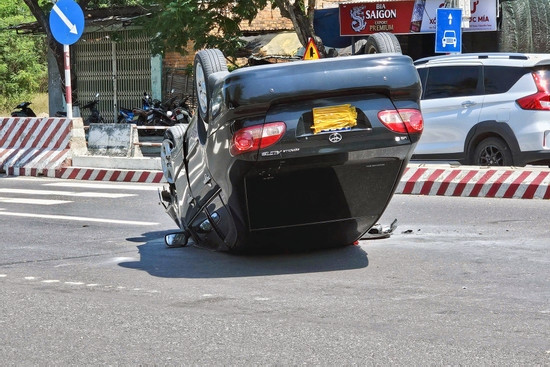 Bản tin chiều 15/4: Ô tô lật ngửa trên đường ra sân bay, ba người gặp nạn