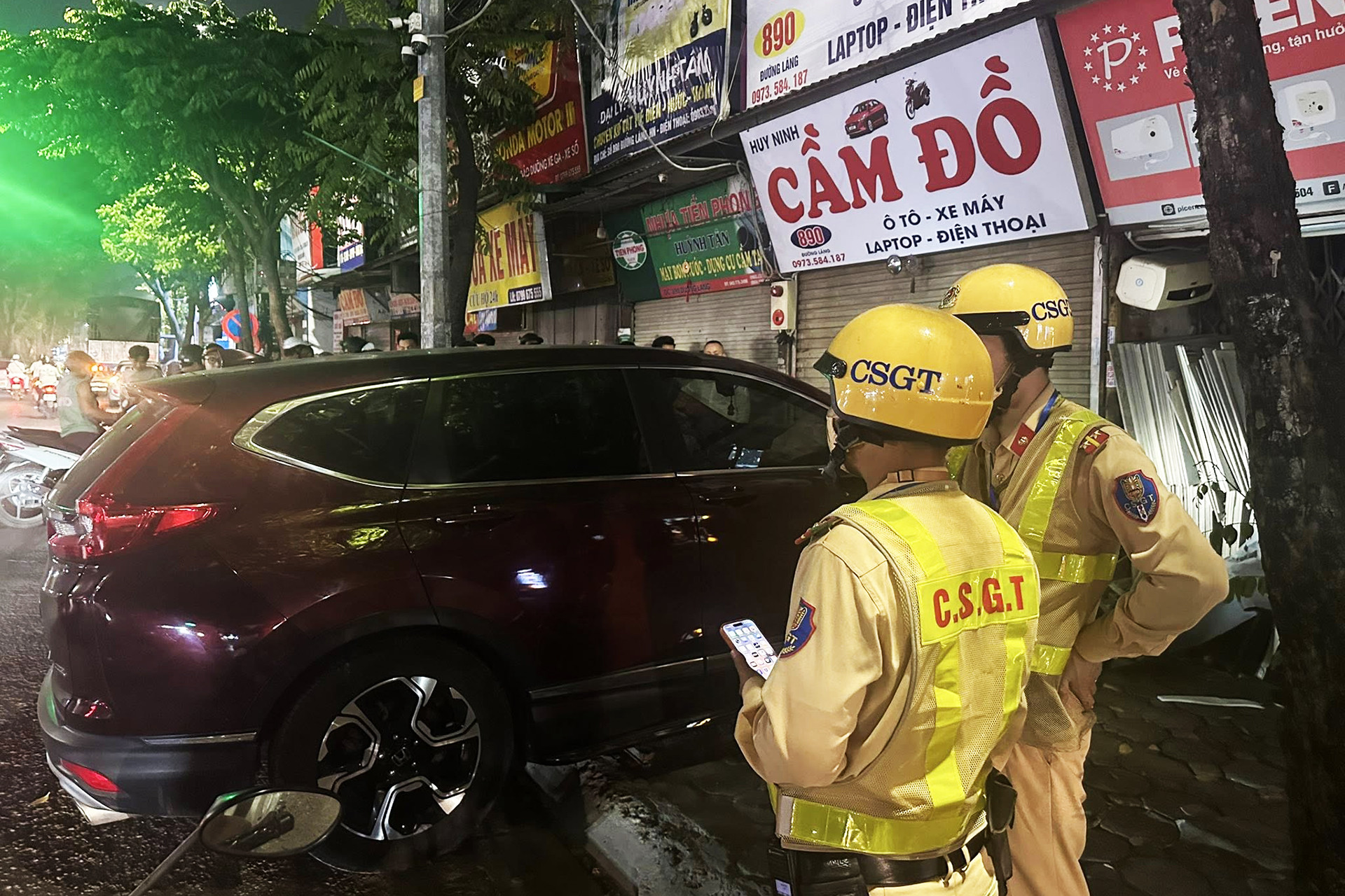 Tài xế vi phạm nồng độ cồn 'kịch khung', lái ô tô đâm vào hàng cầm đồ ở Hà Nội