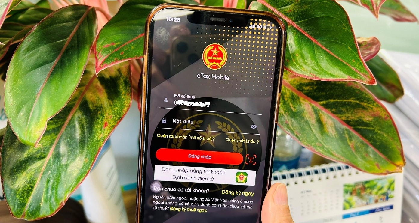 Bị khai khống thu nhập trên eTax Mobile, người nộp thuế cần làm gì?