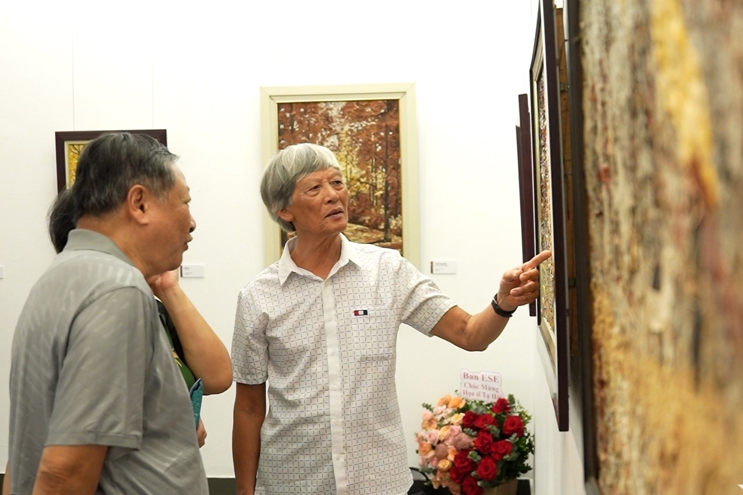 Bỏ cọ vẽ, dùng lá khô và hành trình 60 năm của một họa sĩ lạ