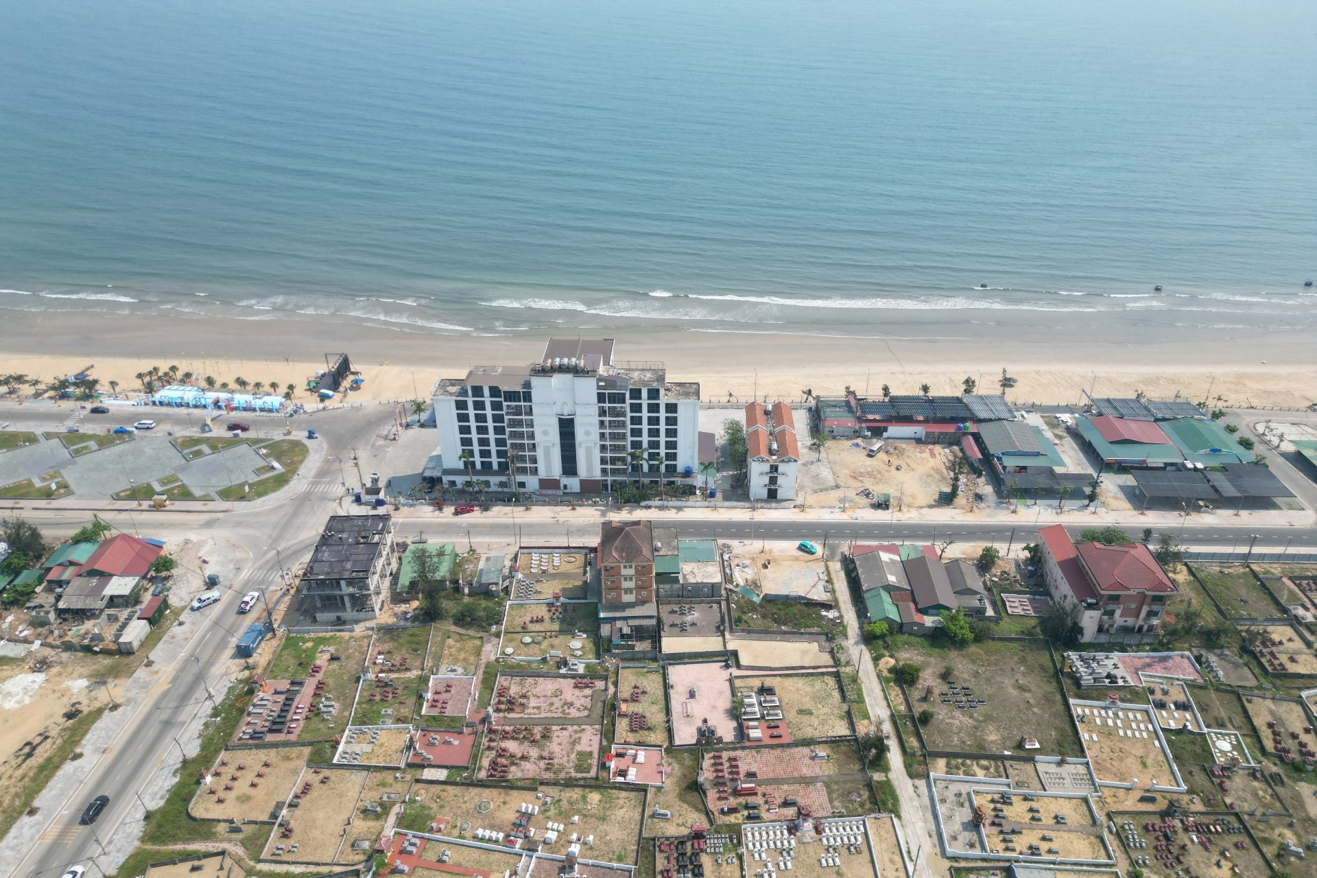 Cảnh tượng 4.000 ngôi mộ 'bủa vây' bãi biển đẹp nhất Hà Tĩnh, tỉnh chốt phương án di dời