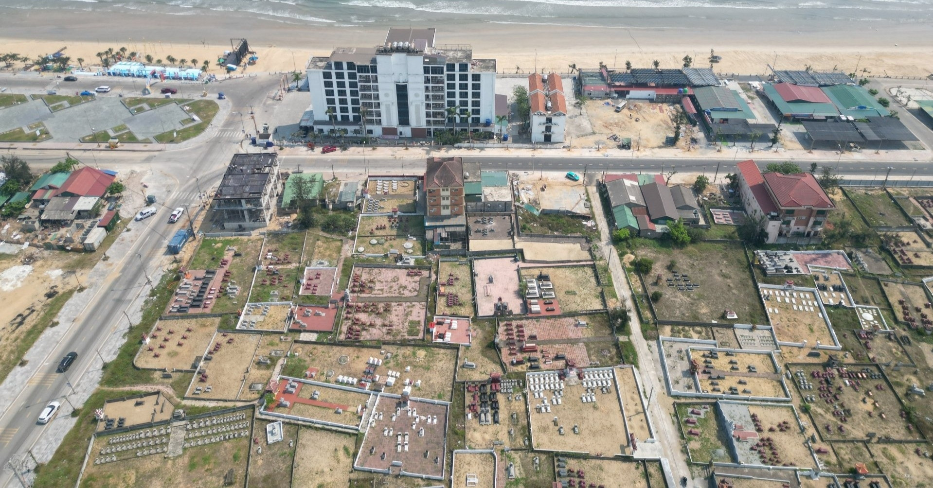 Cảnh tượng 4.000 ngôi mộ 'bủa vây' bãi biển đẹp nhất Hà Tĩnh, tỉnh chốt phương án di dời