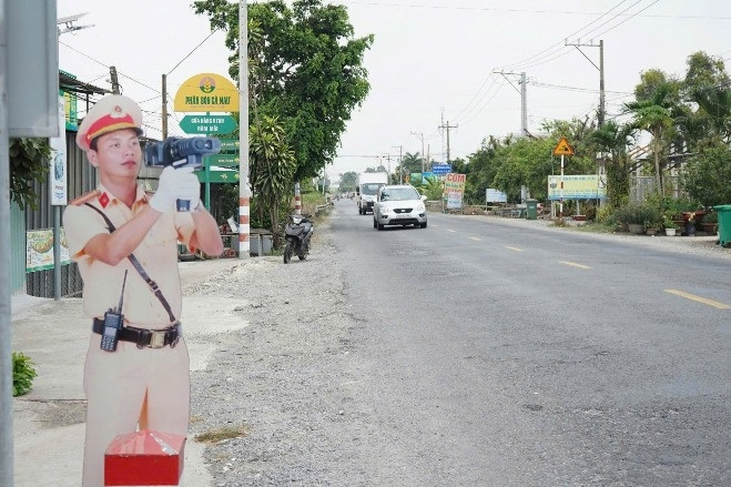  Hình nộm CSGT bắn tốc độ xuất hiện tại 'điểm nóng', tài xế tự giác hãm phanh 