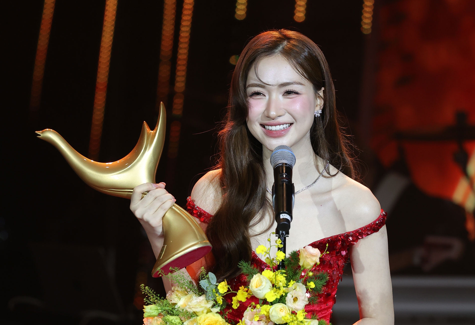 Hòa Minzy đoạt 'Ca sĩ của năm', cầu thủ Đình Bắc cũng sở hữu thêm giải thưởng