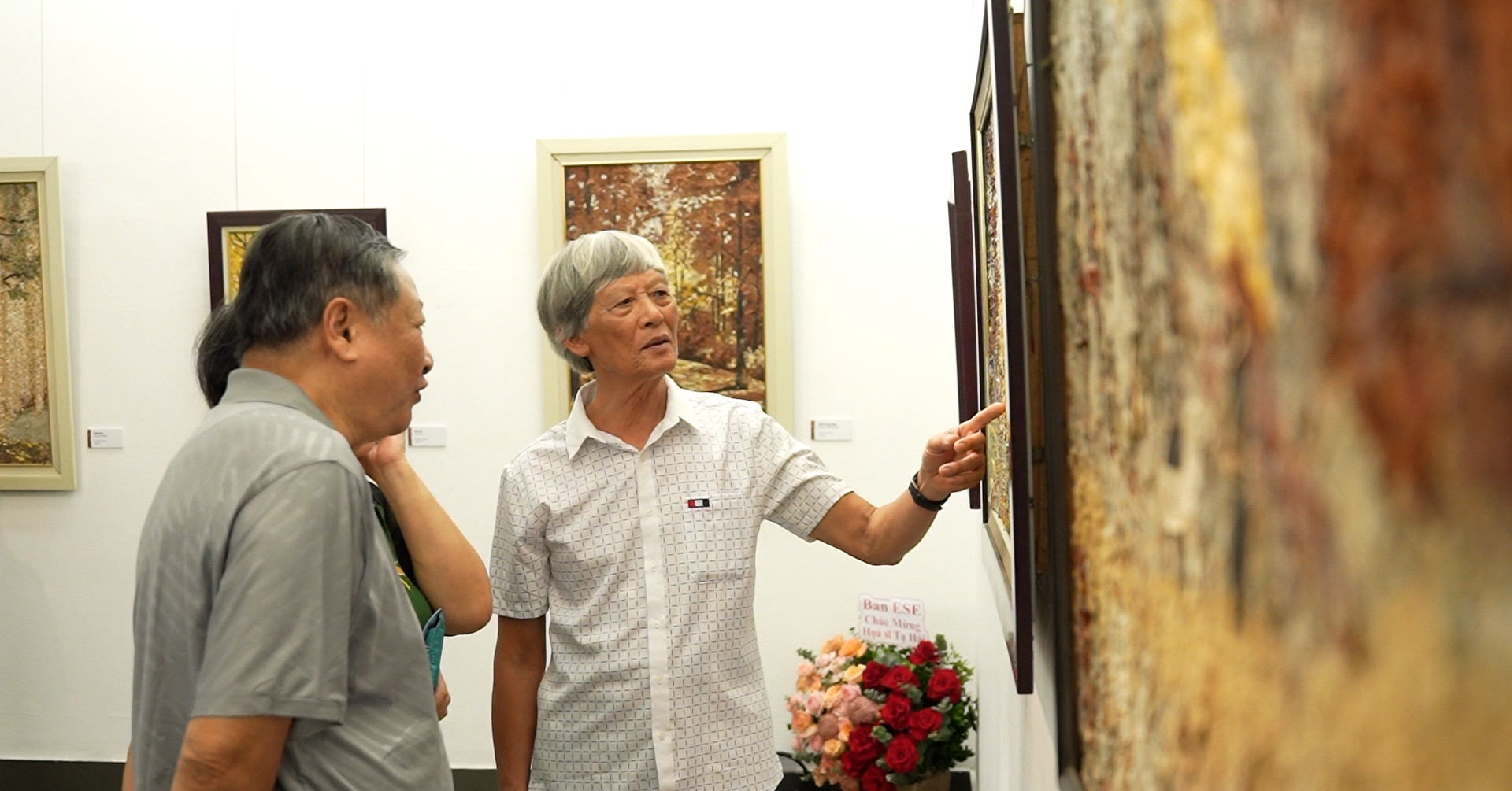 Họa sĩ 60 năm không dùng màu vẽ và cuộc chơi độc đáo với lá cây
