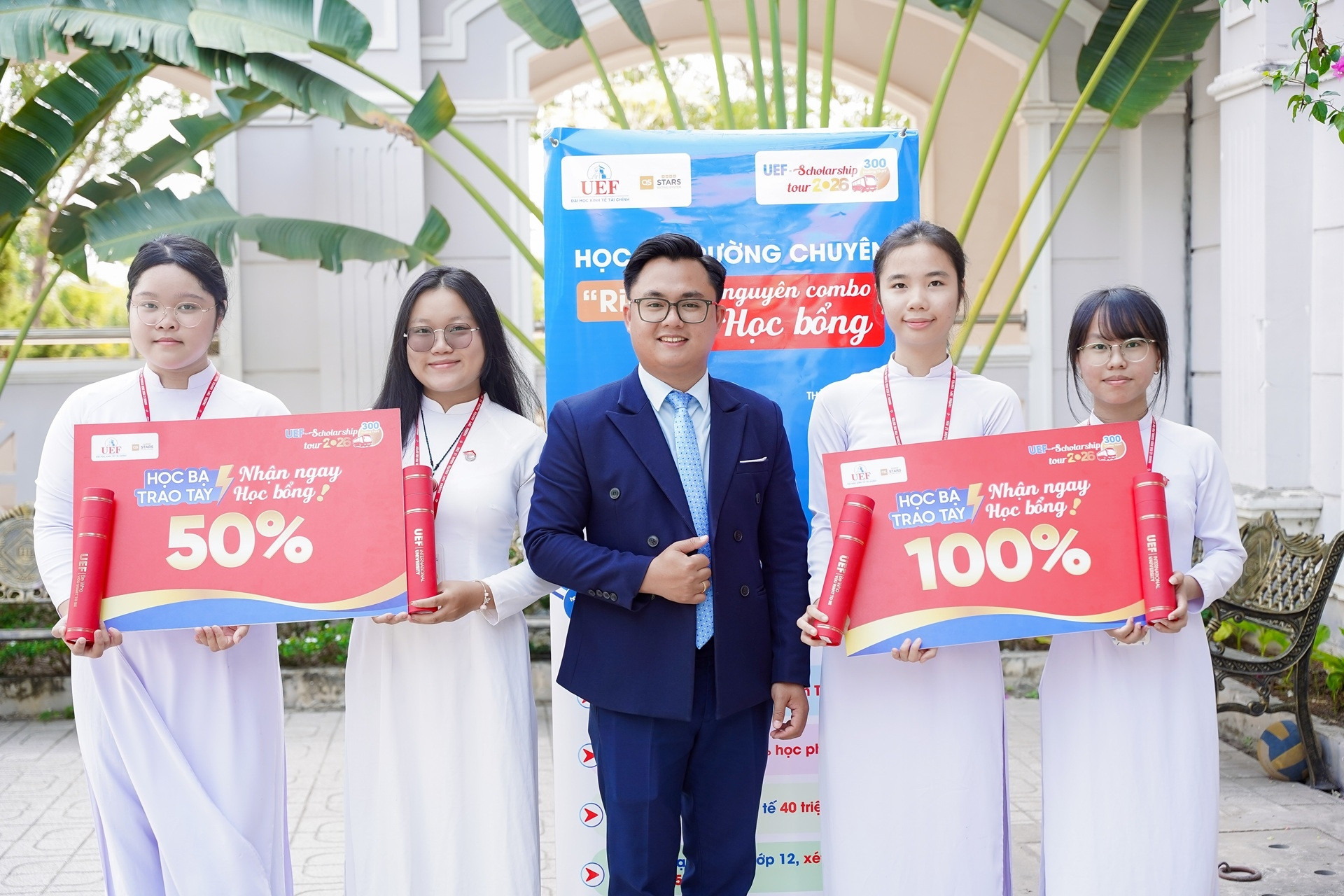  Học sinh nhiều tỉnh, thành nhận học bổng sớm từ Trường đại học UEF 