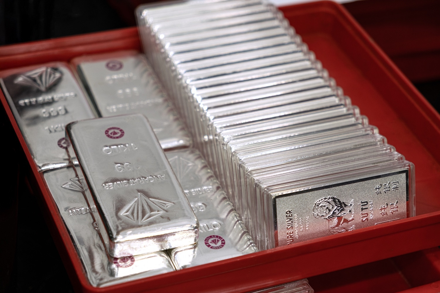 Giá bạc hôm nay 15/4/2026 tiếp tục tăng bùng nổ, tiến sát 83 triệu đồng/kg