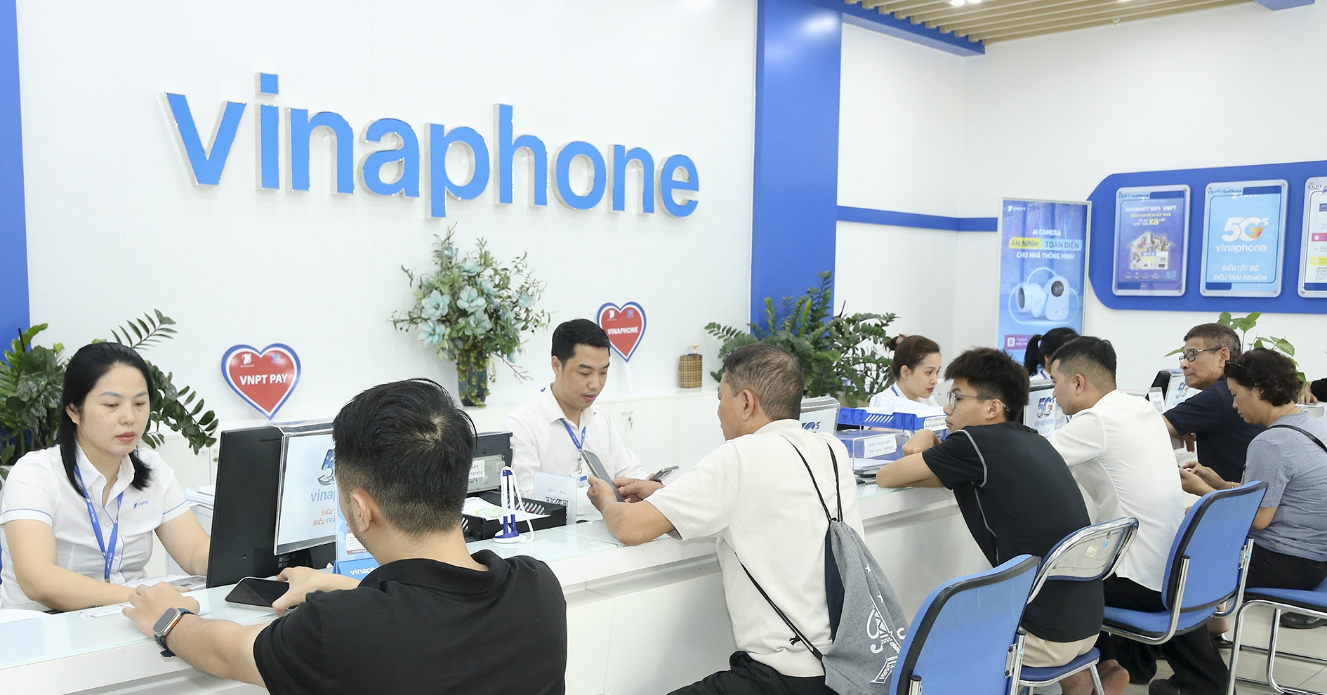 Lo bị khóa SIM, người dân đổ xô đi xác thực làm quá tải các điểm giao dịch