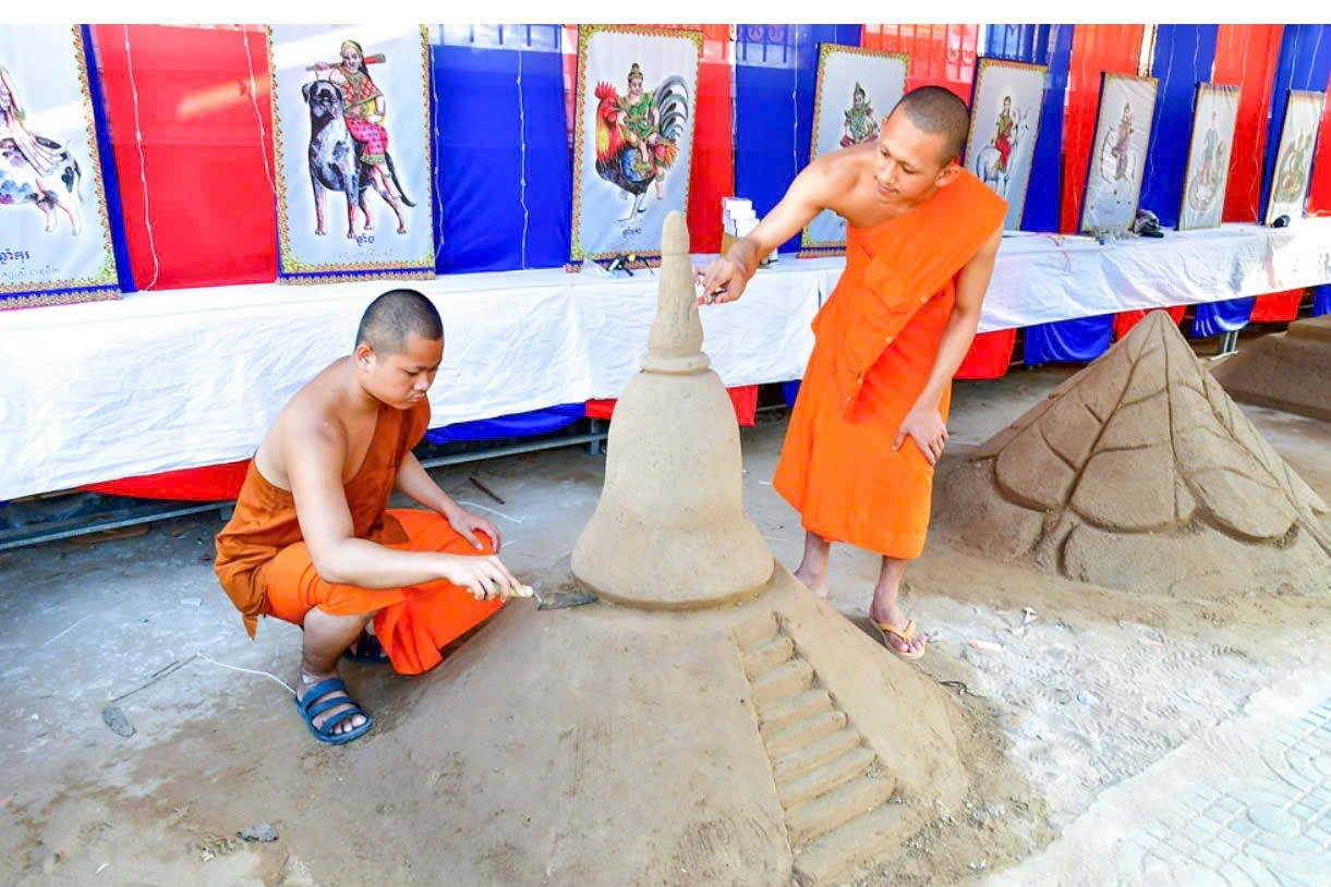 Mỗi hạt cát, một lời nguyện lành: Nghi lễ đắp núi cát trong Tết Chôl Chnăm Thmây