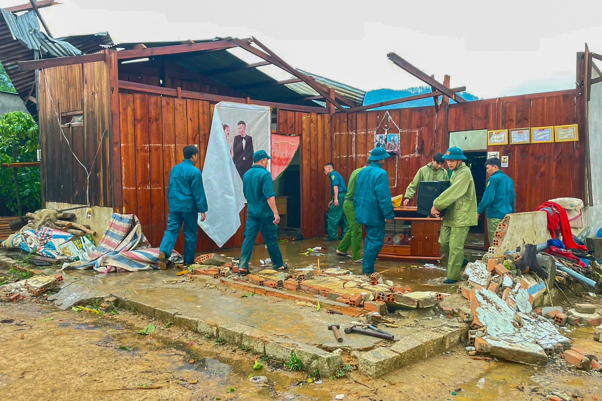  Mưa giông gây sập, tốc mái nhiều nhà dân ở Lâm Đồng 