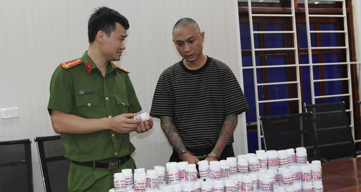 Mua hàng trôi nổi trên mạng dán nhãn &amp;apos;thuốc gia truyền&amp;apos;, bán gần 1.000 lọ ra thị trường