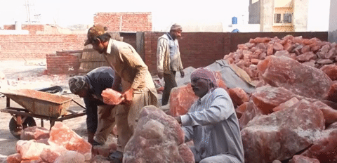 Bên trong mỏ muối hồng Himalaya lớn nhất thế giới, tạo ra 400.000 tấn mỗi năm