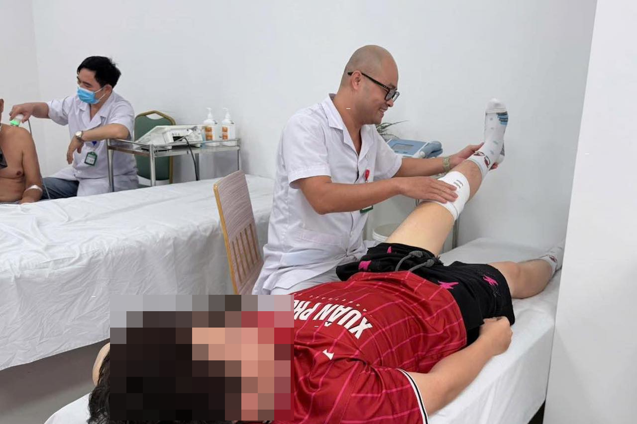 Nam sinh được khiêng đi cấp cứu sau tiếng ‘rắc’, bác sĩ cảnh báo loạt bạn trẻ