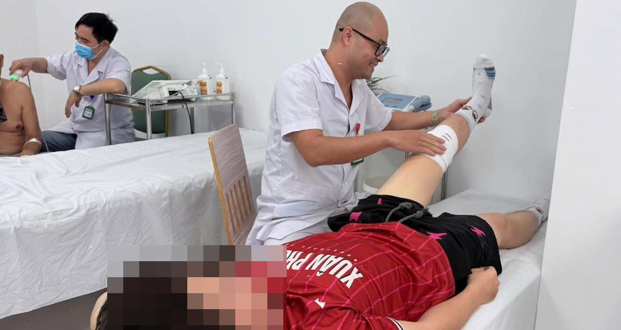 Nam sinh được khiêng đi cấp cứu sau tiếng ‘rắc’, bác sĩ cảnh báo loạt bạn trẻ