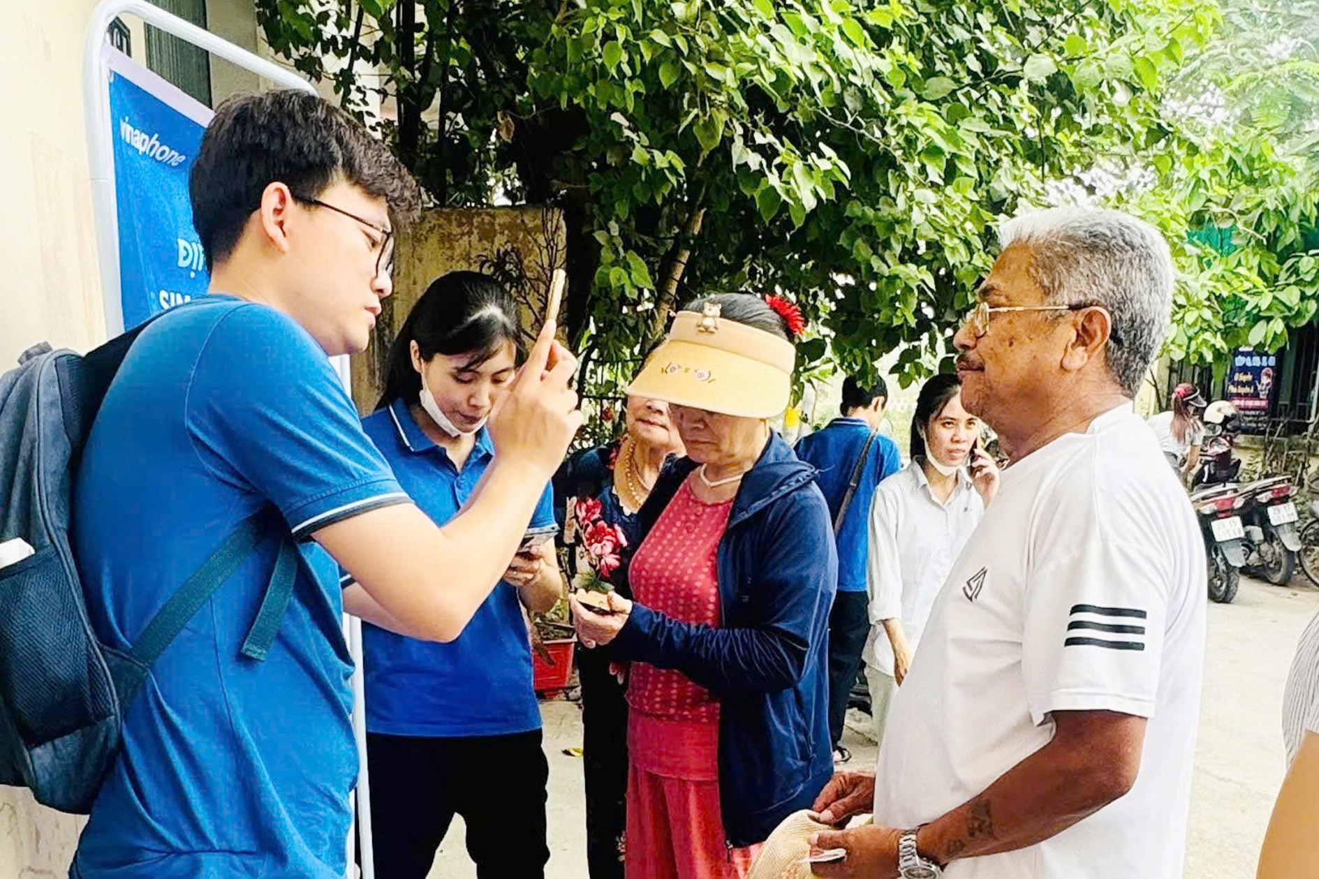 Người cao tuổi, người yếu thế sẽ được hỗ trợ xác thực thuê bao tại nhà