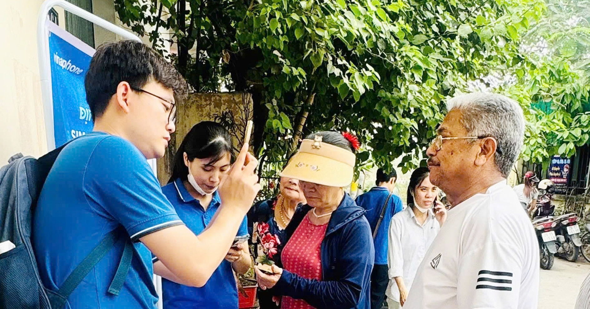 Người cao tuổi, không dùng smartphone sẽ được hỗ trợ xác thực thuê bao tại nhà